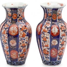 זוג אגרטלי אימרי יפניים עתיקים מהמאה ה-19 עשויים פורצלן מעוטר בציורי יד בקובלט