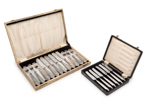 זוג סטים של סכו"ם, הידיות במעטפת כסף 'סטרלינג' (925) אנגלי, בקופסה מקורית