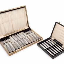 זוג סטים של סכו"ם, הידיות במעטפת כסף 'סטרלינג' (925) אנגלי, בקופסה מקורית