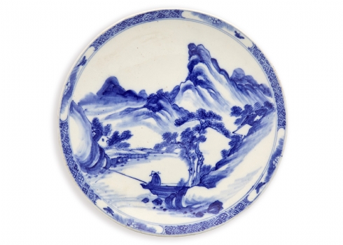 צלחת יפנית גדולה (Charger), עשויה פורצלן מעוטר ציורי יד בקובלט כחול