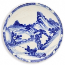 צלחת יפנית גדולה (Charger), עשויה פורצלן מעוטר ציורי יד בקובלט כחול