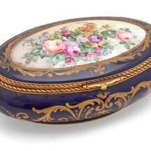 קופסא צרפתית שולחנית מפורצלן, בסגנון סוורה (Sevres), חתומה