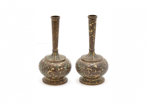 זוג אגרטלים פרסיים עתיקים, מתחילת המאה ה-20, מעוטרים באמייל