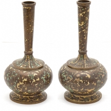 זוג אגרטלים פרסיים עתיקים, מתחילת המאה ה-20, מעוטרים באמייל