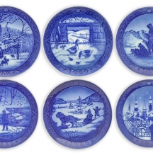שש צלחות קיר שנתיות מקוריות מתוצרת Royal Copenhagen, בעיטור כחול-לבן קלאסי