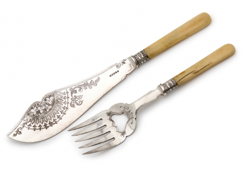 סכין ומזלג גדולים עתיקים לדגים, מעוטרים ומצופים כסף, חתומים