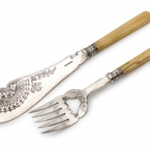 סכין ומזלג גדולים עתיקים לדגים, מעוטרים ומצופים כסף, חתומים