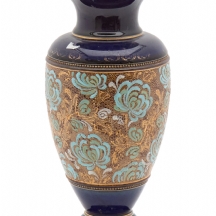 אגרטל קרמיקה אנגלי מתוצרת רויאל דולטון (Royal Doulton), מעוטר וחתום