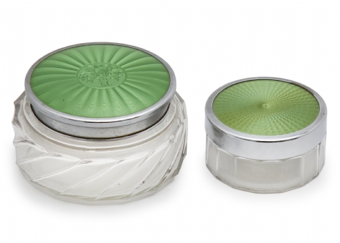 זוג קופסאות מזכוכית עם מכסי אמייל גיושה ירוק בסגנון אר דקו, שנות ה־30