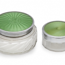 זוג קופסאות מזכוכית עם מכסי אמייל גיושה ירוק בסגנון אר דקו, שנות ה־30