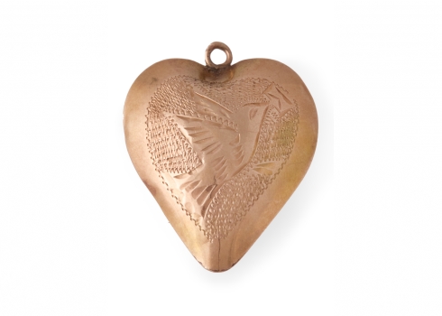 תליון עתיק וגדול בצורת לב נפוח, עשוי זהב 14 קארט מעוטר בחריטת יד עדינה