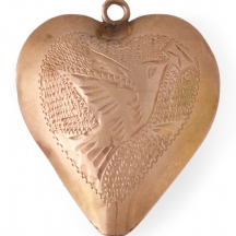 תליון עתיק וגדול בצורת לב נפוח, עשוי זהב 14 קארט מעוטר בחריטת יד עדינה