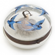 קופסת אבקה מזכוכית מצוירת ביד עם ציפורים כחולות, תחילת המאה ה־20