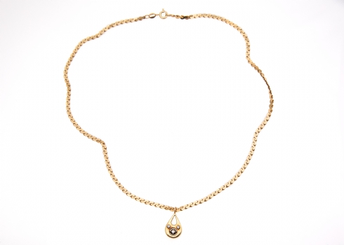 שרשרת ותליון טיפה עשויים זהב צהוב 14 קארט, חתום, התליון משובץ 3 יהלומים