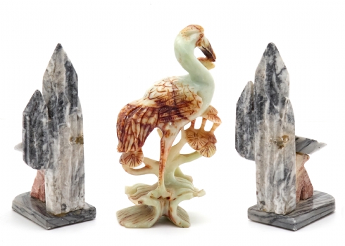 זוג פריטים דקורטיבים הכולל זוג תומכי ספרים ופסל ציפור מגולפים ביד מאבן טבעית