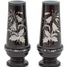 זוג אגרטלים אנגליים עתיקים מהמאה ה-19, עשויים זכוכית מרובדת בשחור על לבן