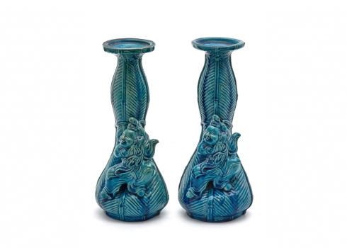 זוג אגרטלים סיניים, עשויים קרמיקה בזיגוג כחול, לא חתומים