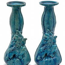 זוג אגרטלים סיניים, עשויים קרמיקה בזיגוג כחול, לא חתומים