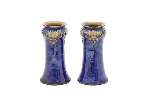 זוג אגרטלים אנגליים איכותיים עתיקים מעוטרים בעבודת יד, מתוצרת רויאל דולטון