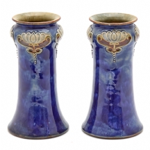 זוג אגרטלים אנגליים איכותיים עתיקים מעוטרים בעבודת יד, מתוצרת רויאל דולטון