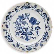 צלחת פורצלן סינית מעוטרת קובלט כחול בדגם הבצל, חתומה