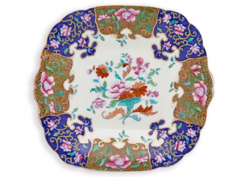 צלחת פורצלן אנגלית עתיקה, מהמאה ה-19 (ויקטוראנית), מעוטרת בעבודת יד באמייל בזהב