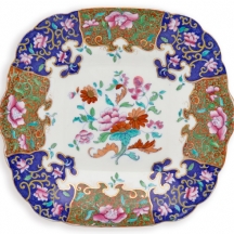 צלחת פורצלן אנגלית עתיקה, מהמאה ה-19 (ויקטוראנית), מעוטרת בעבודת יד באמייל בזהב