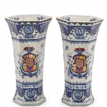 זוג אגרטלים עשויים חרס מעוטר ציורי יד באמייל ובקובלט כחול, בחזיתם סמל הרלדי