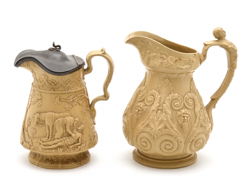 שני קנקנים אנגלים עתיקים מהמאה ה-19 (ויקטוריאניים), מעוטרים עיטורי בלט