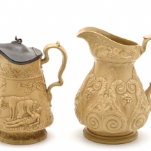 שני קנקנים אנגלים עתיקים מהמאה ה-19 (ויקטוריאניים), מעוטרים עיטורי בלט