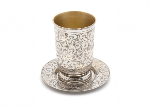 כוס מצופה כסף עם תחתית תואמת מעוצבת בעבודת חריטה