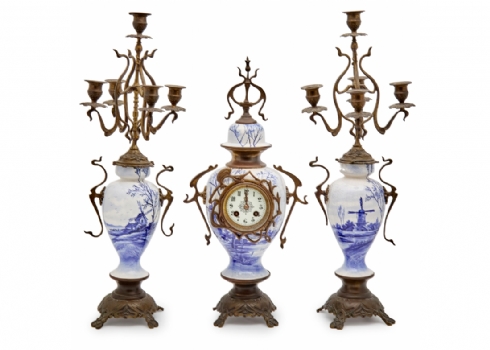 סט גרניטורה הכוללת זוג קנדלברות ושעון