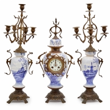 סט גרניטורה הכוללת זוג קנדלברות ושעון