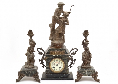 סט גרניטורה הכוללת שעון וזוג פמוטים