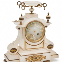 שעון בסגנון עתיק עשוי אלבסטר והתקני מתכת מוזהבים