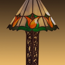 מנורת שולחן בסגנון טיפאני עשויה ויטראז’ בדוגמת פרחים