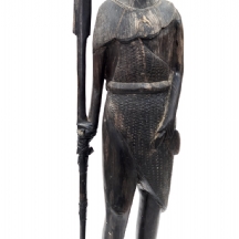 פסל ריצפה אפריקאי גדול מאד בדמות לוחם עשוי עץ מגולף בעבודת יד