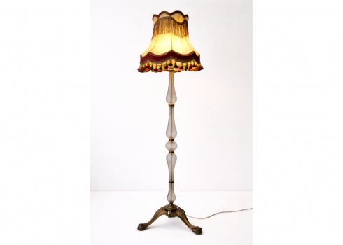 מנורת רצפה עשויה זכוכית ומתכת