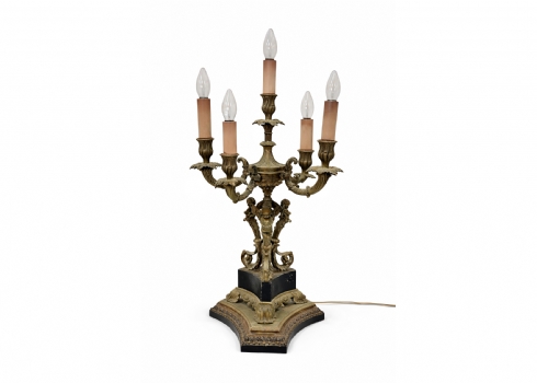 קנדלברה גדולה ומרשימה עשויה מתכת, שהוסבה למנורה