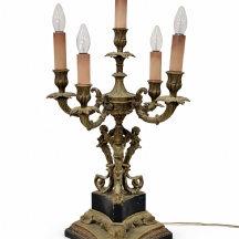 קנדלברה גדולה ומרשימה עשויה מתכת, שהוסבה למנורה