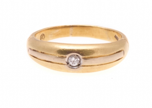 טבעת עשויה זהב צהוב 18 קארט, חתומה, משובצת יהלום במשקל של כ: 4 נקודות