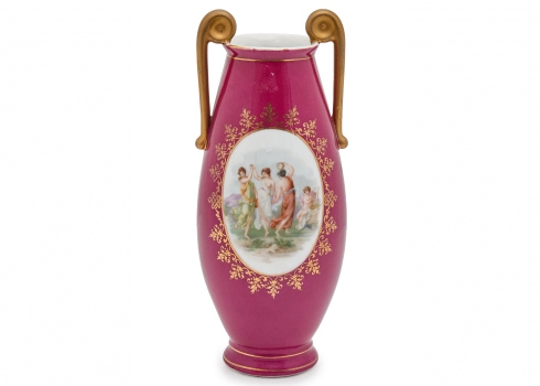 אגרטל פורצלן וינאי עתיק,מעוטר הדפס שלושת הגרציות וקופידון על רקע בגוון סגול וזהב