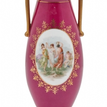 אגרטל פורצלן וינאי עתיק,מעוטר הדפס שלושת הגרציות וקופידון על רקע בגוון סגול וזהב