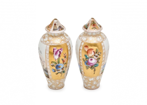 זוג אגרטלי פורצלן גרמניים עתיקים, יוצרו באיזור דרזדן בסוף המאה ה-19, חתומים