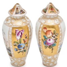 זוג אגרטלי פורצלן גרמניים עתיקים, יוצרו באיזור דרזדן בסוף המאה ה-19, חתומים