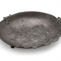 כלי פיוטר עתיק, מתקופת הארט נובו, מעוטר עיטורי בלט אופייניים לסגנון