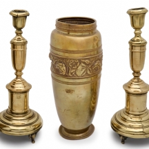 זוג פמוטים ואגרטל עשוים נחושת ופליז