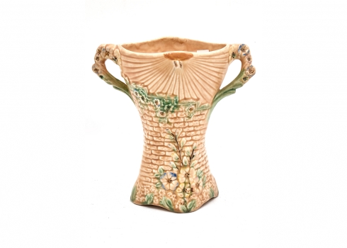 אגרטל חרס אנגלי מתוצרת: 'ארתור ווד' משנת 1937, בדגם תבליט 'קיר גן'