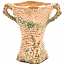 אגרטל חרס אנגלי מתוצרת: 'ארתור ווד' משנת 1937, בדגם תבליט 'קיר גן'