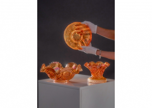 שלושה כלי זכוכית קרנבל אמריקאיים (Carnival Glass), משנת 1920-1930 בקירוב